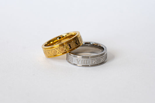 טבעת "רומא" בציפוי זהב 18K עם חריטה רומית